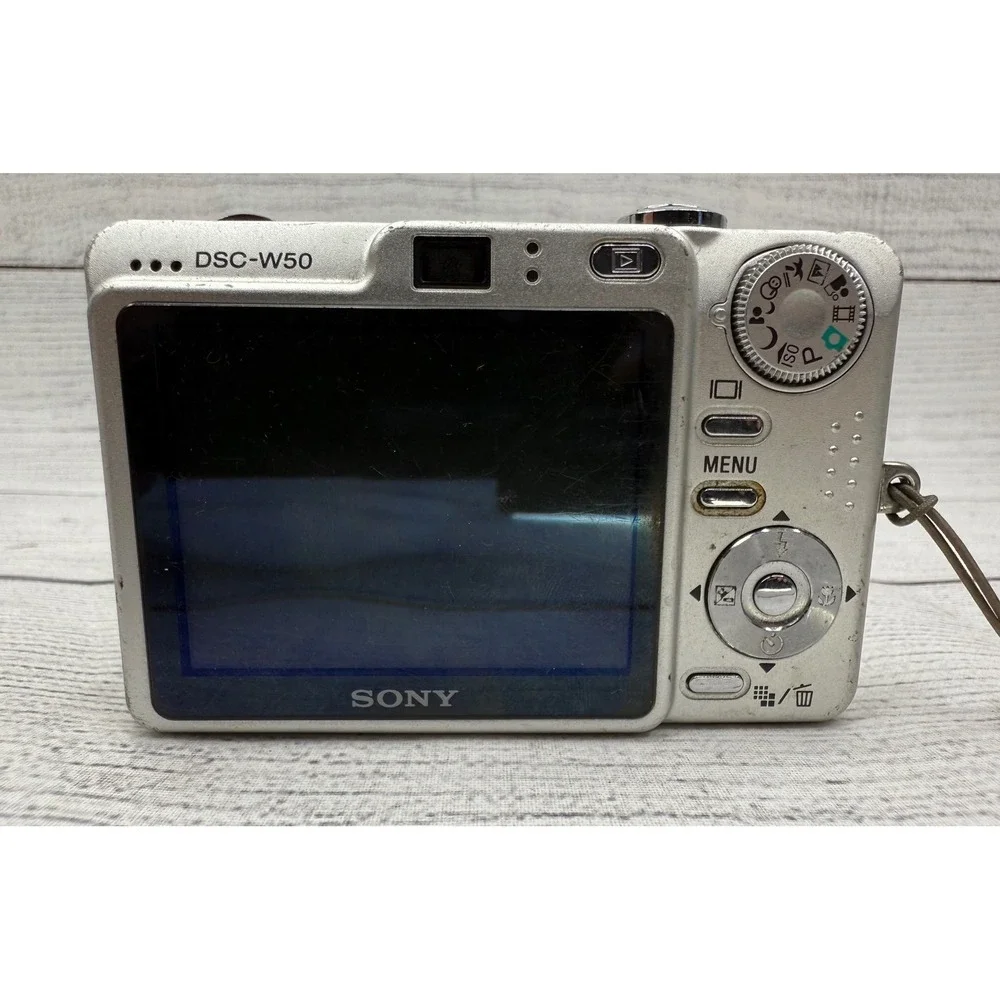 Sony‎ Cyber-Shot DSC-W50 6.0MP Digital Camera Silver (PARTS/REPAIRS ONLY)